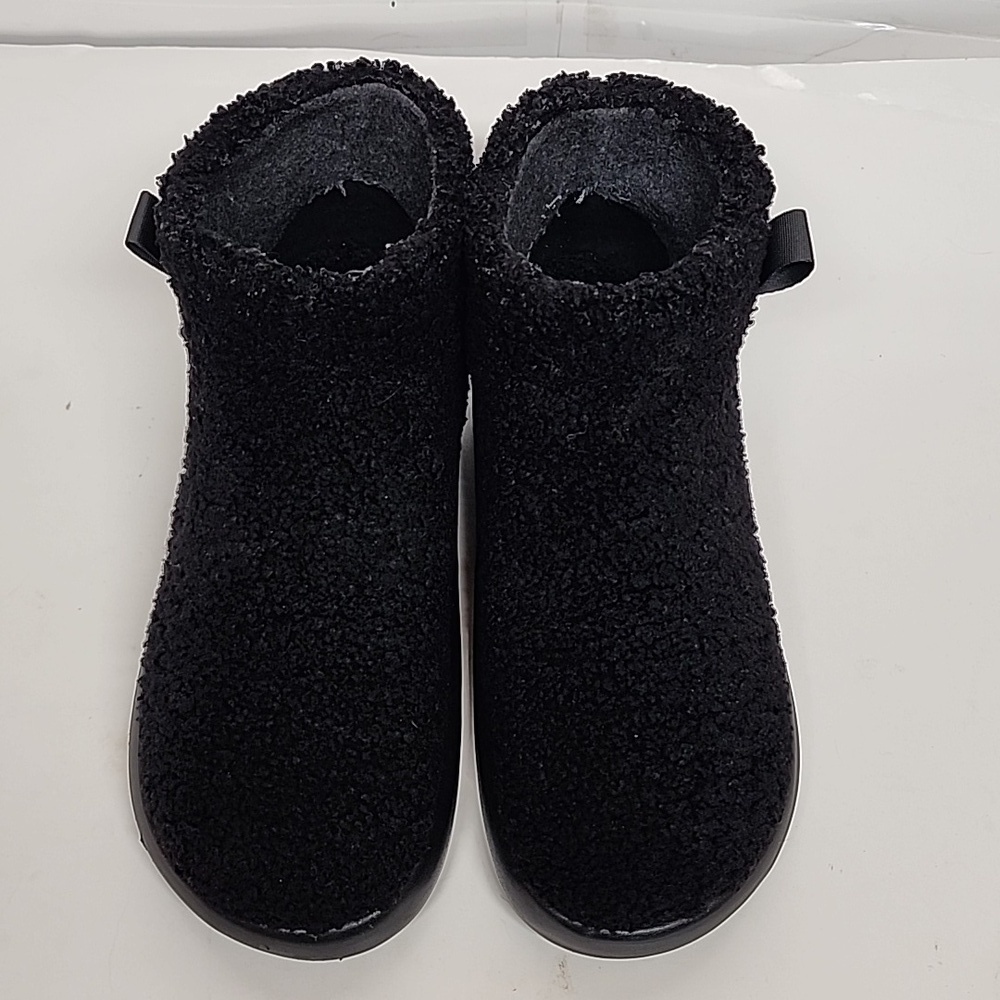 ROAM sz 9 fuzzy magic moon platform bootie. Faux sherling. Trendy! Comfortable!
